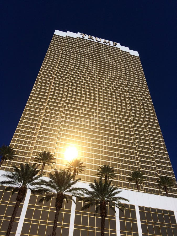 Tir extérieur d'hôtel international Las Vegas d'atout par nuit images stock Tir extérieur d'hôtel international Las Vegas d'atout par nuit images stock