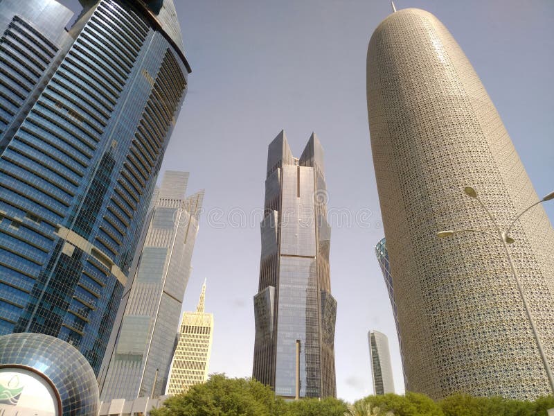 Tir grand-angulaire de hauts gratte-ciel bleus modernes dans la ville de Doha, Moyen-Orient photos stock Tir grand-angulaire de hauts gratte-ciel bleus modernes dans la ville de Doha, Moyen-Orient photos stock
