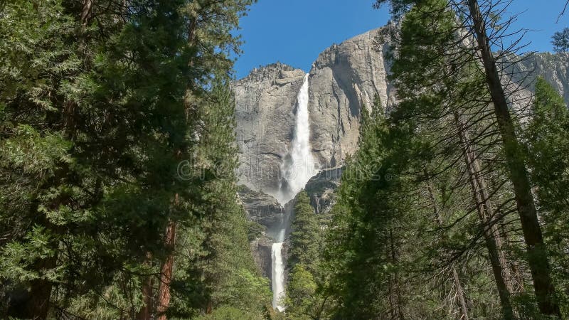 Tir grand-angulaire de Yosemite Falls en parc national de yosemite image libre de droits Tir grand-angulaire de Yosemite Falls en parc national de yosemite image libre de droits