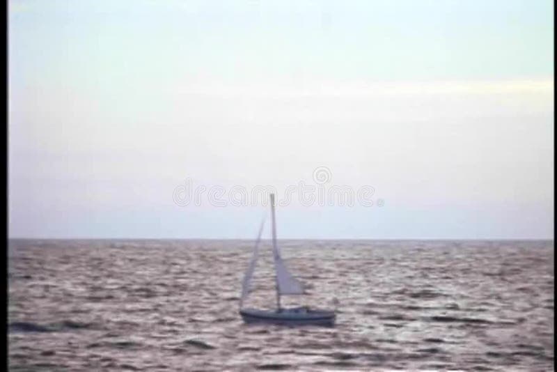 Tir large d'un voilier dérivant sur un océan ouvert