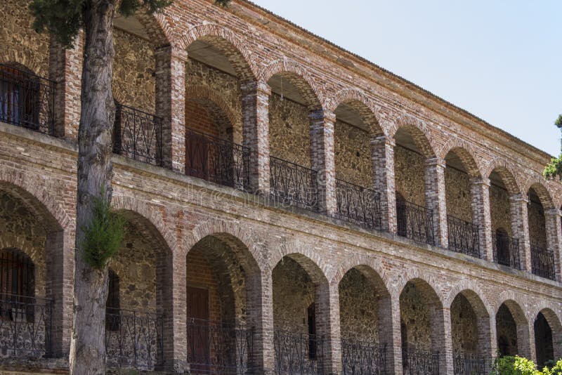 Tir large de perspective du bâtiment chrétien de maçonnerie de l'abbaye dans Lemonas chez Lesvos photos stock Tir large de perspective du bâtiment chrétien de maçonnerie de l'abbaye dans Lemonas chez Lesvos photos stock