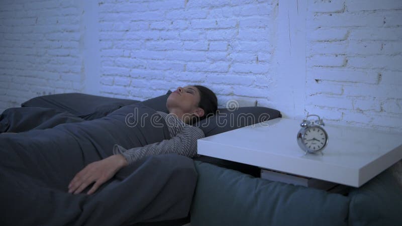 Tir latéral de cuisson de jeune renversement hispanique attrayant de femme dans le mensonge d'effort et d'insomnie soucieux sur l banque de vidéos