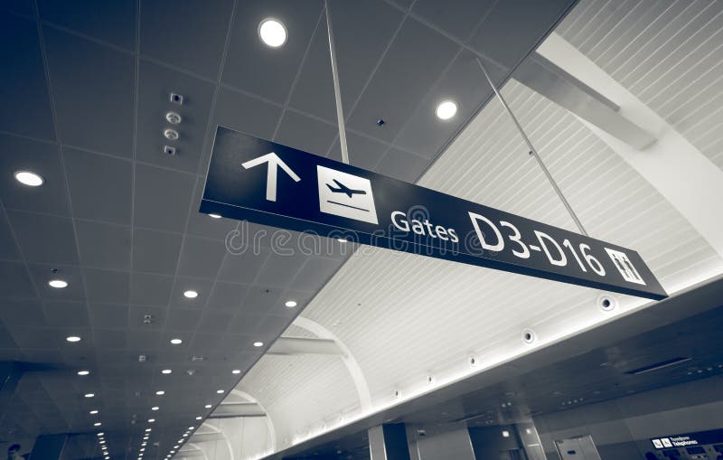 Tir modifié la tonalité de terminal d'aéroport de connexion de porte photographie stock Tir modifié la tonalité de terminal d'aéroport de connexion de porte photographie stock