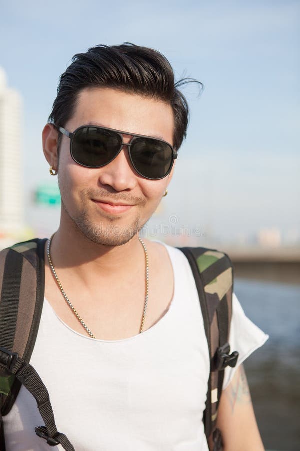Tir principal de portrait de visage heureux d'homme asiatique image stock Tir principal de portrait de visage heureux d'homme asiatique image stock