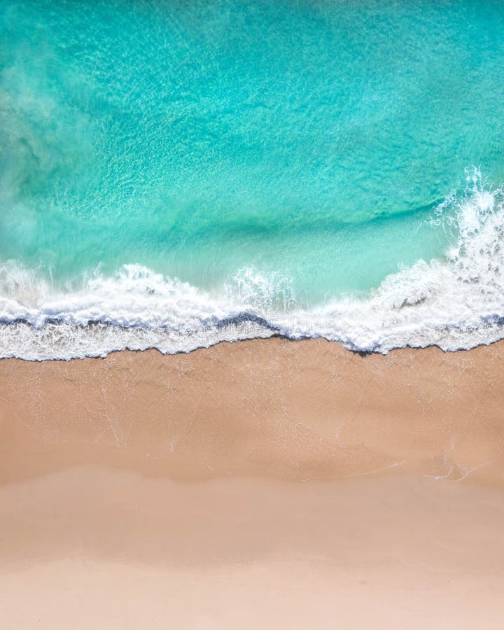 Tir supérieur aérien d'une plage avec le sable gentil, l'eau bleue de turquoise et le vibe tropical photo stock