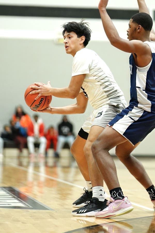 Tir vertical de jeunes joueurs masculins sur le terrain à un match de basket-ball du lycée de l'indiana automne photos stock