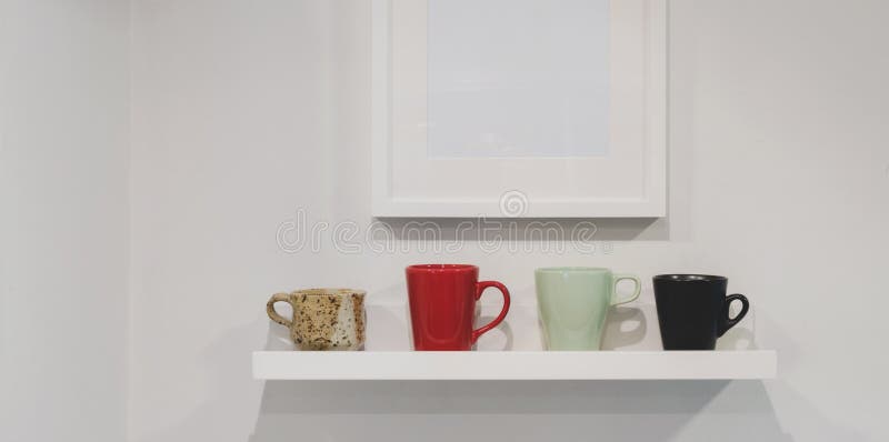 Tirada De Una Repisa Con Tazas De Café Y Maquillaje Imagen de archivo - Imagen de marco, espacio: 160880387 Tirada De Una Repisa Con Tazas De Café Y Maquillaje Imagen de archivo - Imagen de marco, espacio: 160880387