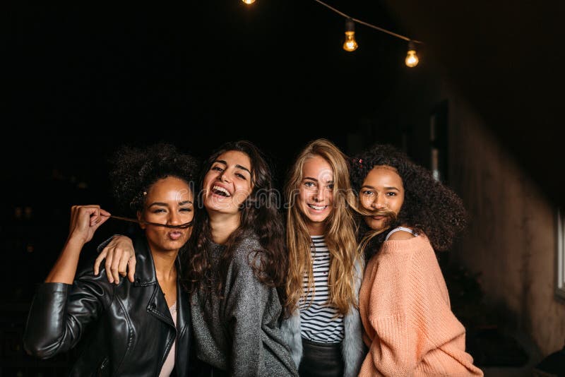 Tirado de los amigos femeninos que se divierten en la noche fotos de archivo libres de regalías Tirado de los amigos femeninos que se divierten en la noche fotos de archivo libres de regalías