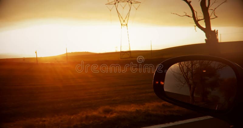 Tirado en un espejo de la vista posterior de una puesta del sol con la naturaleza adentro almacen de video
