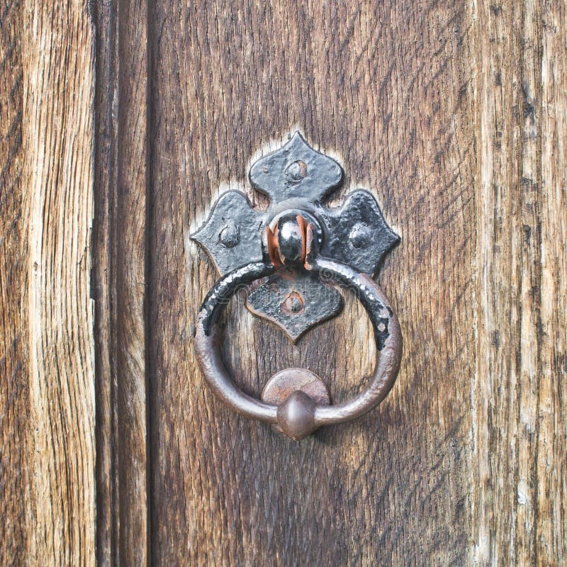 Tirador de puerta antiguo fotografía de archivo libre de regalías Tirador de puerta antiguo fotografía de archivo libre de regalías