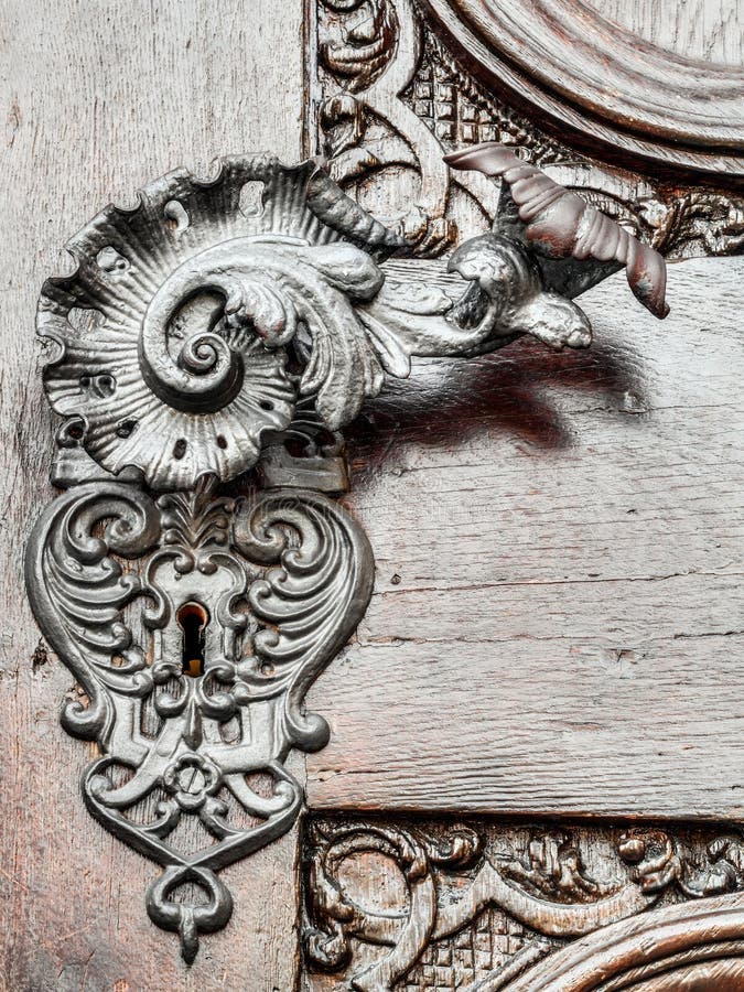 Tirador pintoresco del vintage en puerta antigua fotografía de archivo libre de regalías Tirador pintoresco del vintage en puerta antigua fotografía de archivo libre de regalías