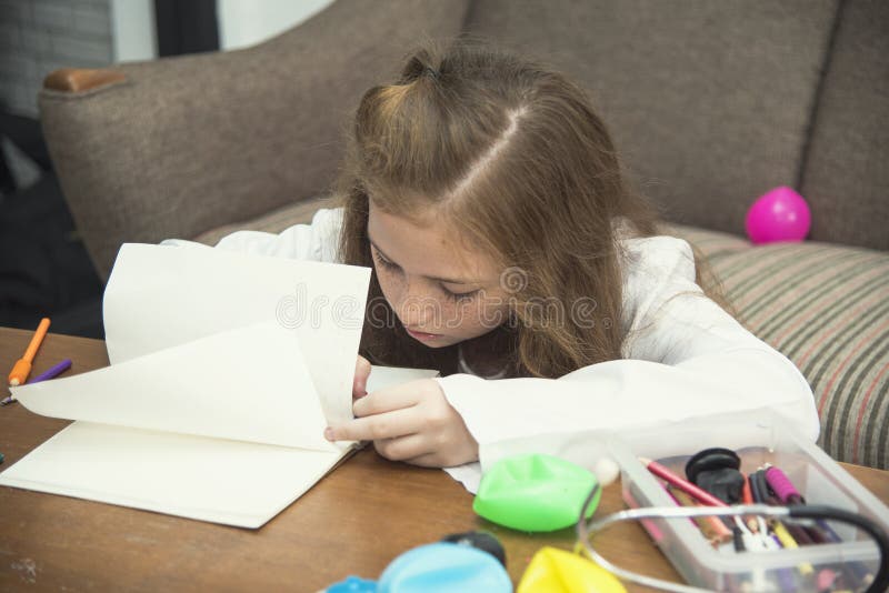 Tiragem da menina imagens coloridas usando pastéis do lápis imagem de stock royalty free Tiragem da menina imagens coloridas usando pastéis do lápis imagem de stock royalty free