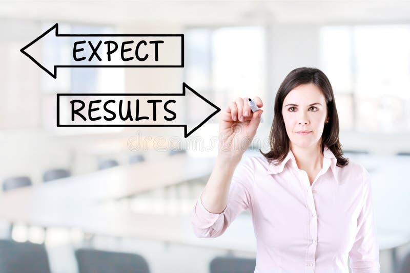 Tiragem da mulher de negócios conceito dos resultados e das expectativas na tela virtual Fundo do escritório foto de stock Tiragem da mulher de negócios conceito dos resultados e das expectativas na tela virtual Fundo do escritório foto de stock