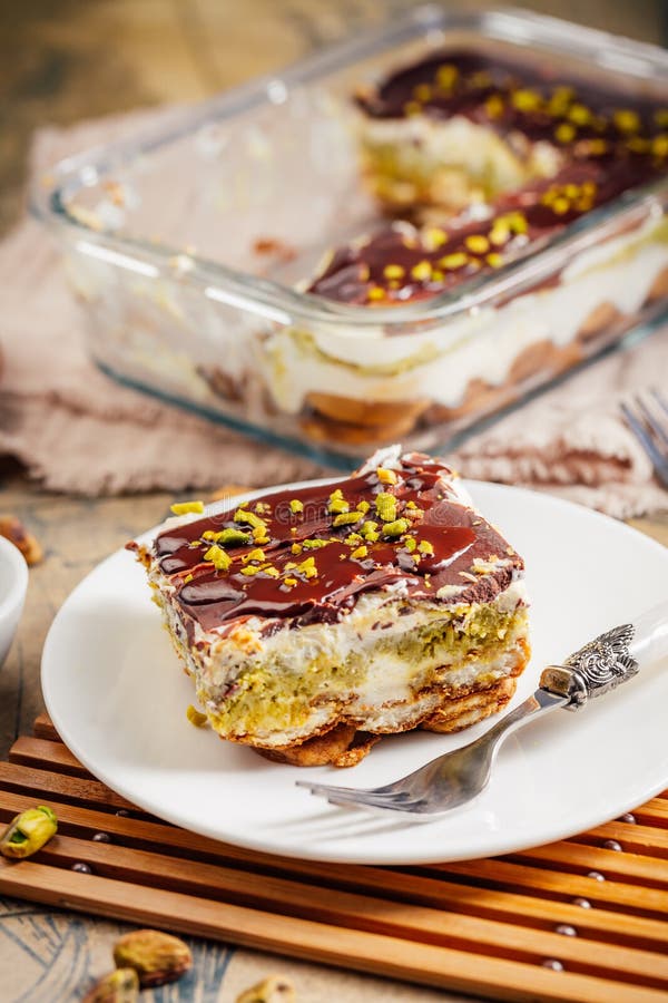 Tiramisu caseiro com mousse de pistachio e chocolate escuro foto de stock