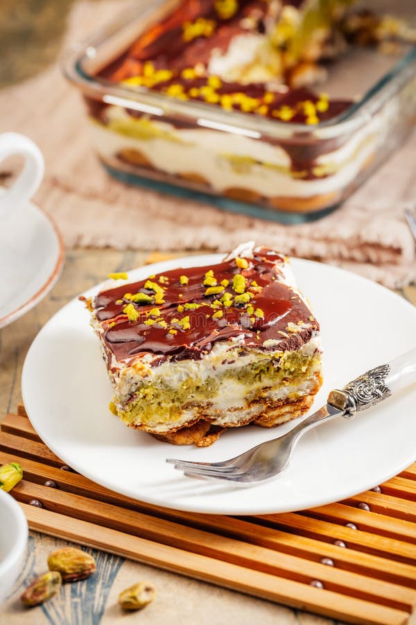 Tiramisu caseiro com mousse de pistachio e chocolate escuro imagens de stock