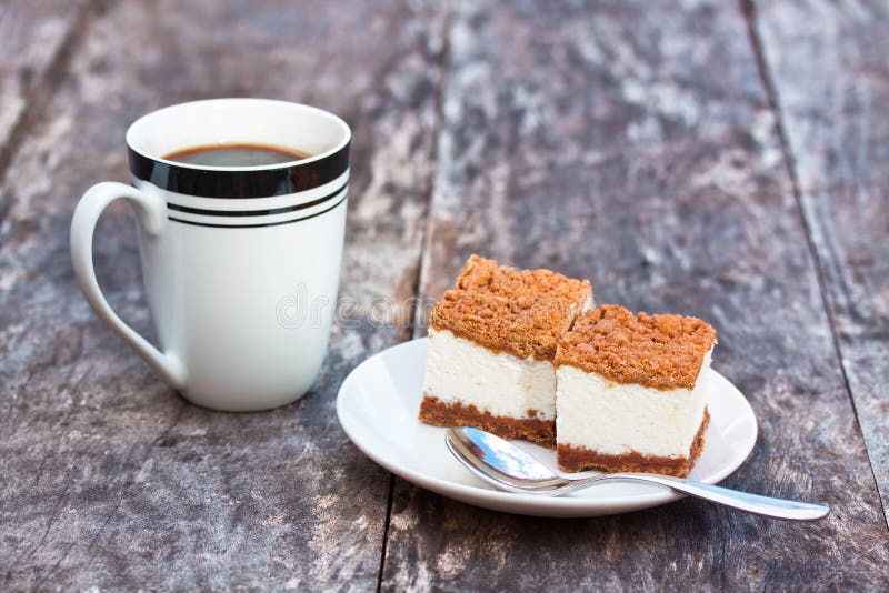 Tiramisu caseiro na mesa com uma chávena de café fotografia de stock royalty free