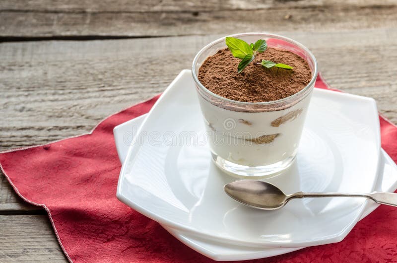 Tiramisu in het glas stock afbeeldingen Tiramisu in het glas stock afbeeldingen