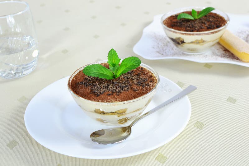 Tiramisu i den glass bunken - closeup arkivbilder Tiramisu i den glass bunken - closeup arkivbilder