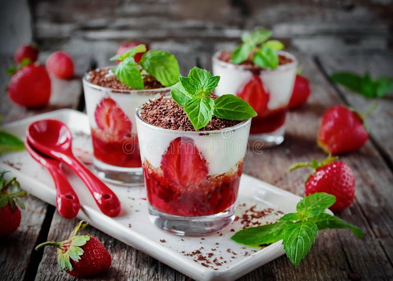 Tiramisu mit frischen Erdbeeren in einem Glas lizenzfreies stockbild Tiramisu mit frischen Erdbeeren in einem Glas lizenzfreies stockbild