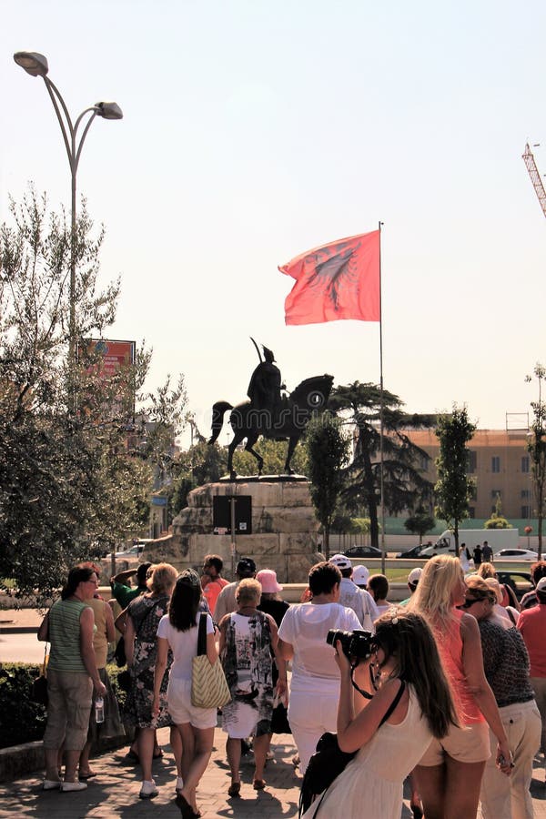 Tirana, Albania, agosto 2013 Un gruppo di turisti davanti al monumento all'eroe nazionale