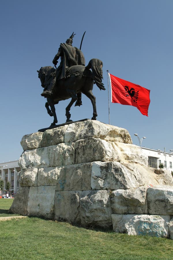 Tirana, l'Albania, monumento di Scanderbeg e bandiera nazionale fotografie stock Tirana, l'Albania, monumento di Scanderbeg e bandiera nazionale fotografie stock