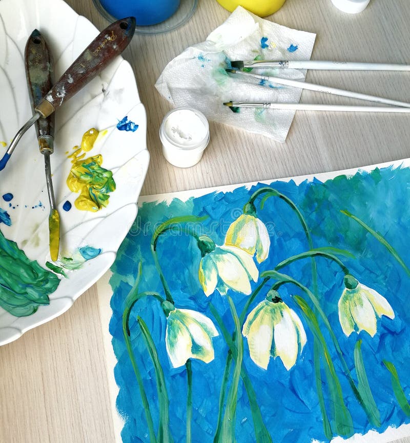Tirando com as flores, tiradas por materiais artísticos profissionais da aquarela e do guache, lona do close-up, paleta e imagem de stock Tirando com as flores, tiradas por materiais artísticos profissionais da aquarela e do guache, lona do close-up, paleta e imagem de stock