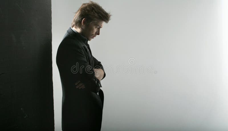 Tirante bello premuroso che fissa al pavimento fotografia stock Tirante bello premuroso che fissa al pavimento fotografia stock