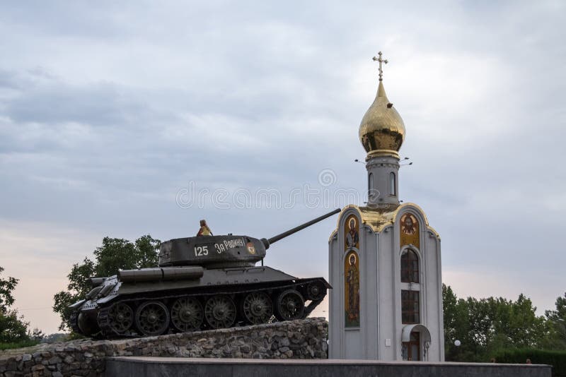 TIRASPOL, TRANSNITRIA ΜΟΛΔΑΒΊΑ - 12 ΑΥΓΟΎΣΤΟΥ 2016: Παιχνίδι μικρών κοριτσιών στο μνημείο δεξαμενών που δημιουργείται για να τιμή στοκ εικόνα TIRASPOL, TRANSNITRIA ΜΟΛΔΑΒΊΑ - 12 ΑΥΓΟΎΣΤΟΥ 2016: Παιχνίδι μικρών κοριτσιών στο μνημείο δεξαμενών που δημιουργείται για να τιμή στοκ εικόνα
