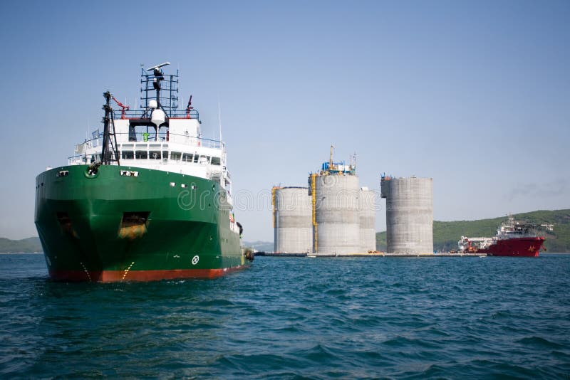 Tirate che rimorchiano la piattaforma petrolifera in mare aperto della base