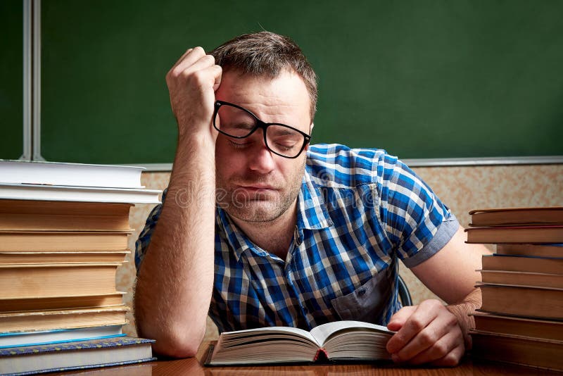 Tom is student. Измученный студент. Сон студента картинки. Измученный студент картинки. Мужчина устал за столом со стопками книг.