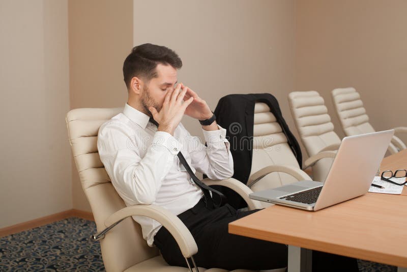 Müde aus im geschäft Büro.