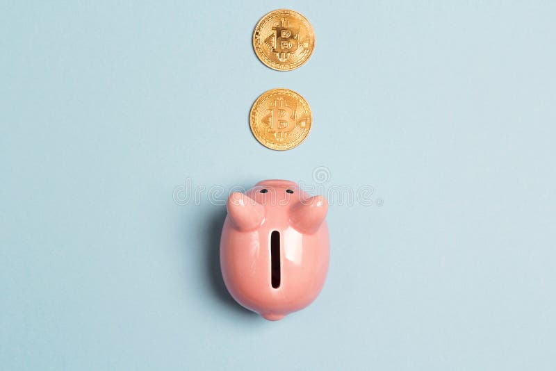 Tirelire avec le bitcoin sur le fond bleu Concept virtuel d'économie de cryptocurrency photos stock Tirelire avec le bitcoin sur le fond bleu Concept virtuel d'économie de cryptocurrency photos stock