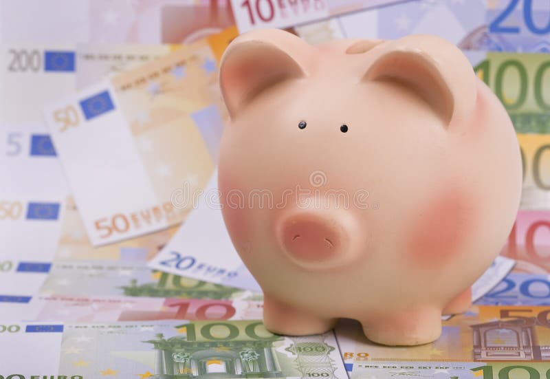 Tirelire Avec D'euro Billets De Banque Dans La Fente Photo stock - Image du  porc, conteneur: 26243524