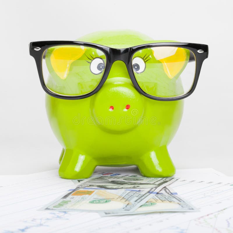 Tirelire verte au-dessus de diagramme de marché boursier avec 100 dollars de billet de banque - rapport 1 à 1 image stock