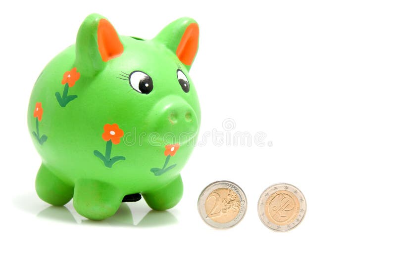 Tirelire verte avec des pièces de monnaie image stock