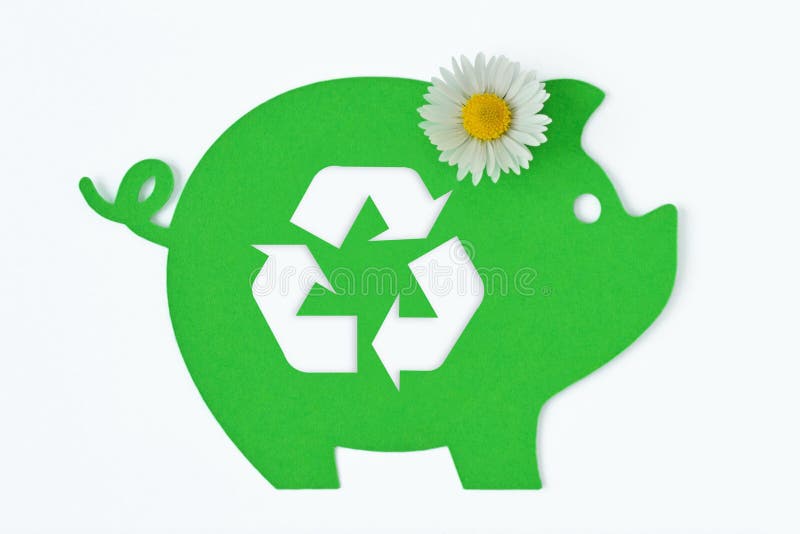 Tirelire verte de papier avec réutiliser le symbole et la fleur de marguerite sur le fond blanc - concept d'argent économisant image libre de droits