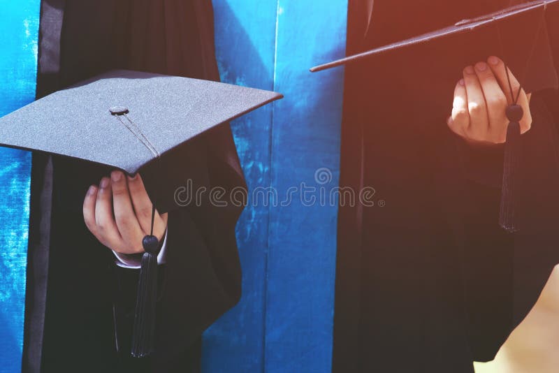 Tirer Sur Le Dos Des Jeunes Filles De Chapeaux De Graduation Pendant Le  Début Photo stock - Image du degré, université: 146031372