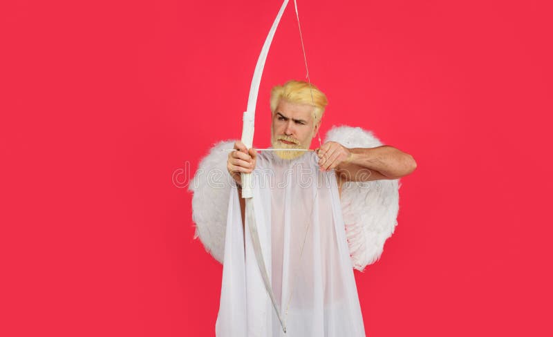 La Flèche De L'amour Cupidon Jette Une Flèche Avec Un Arc Ange Barbu Avec  Un Arc Et Une Flèche Cupidon Ange Avec Un Arc Et