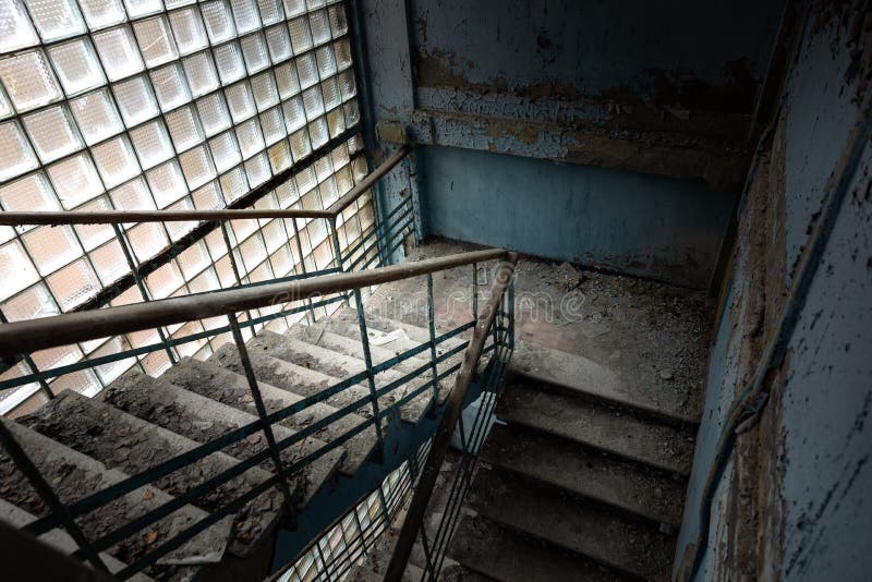 Tiro abandonado do ângulo da escadaria fotografia de stock Tiro abandonado do ângulo da escadaria fotografia de stock