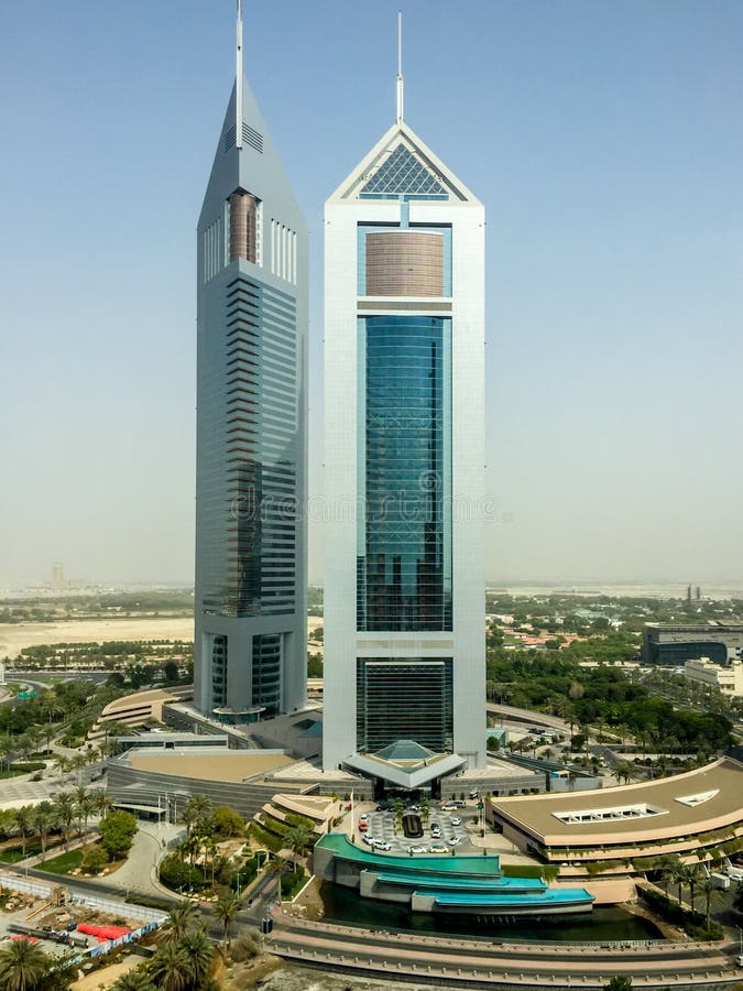 Tiro alto épico de torres gêmeas de Dubai em Sheikh Zayed Road imagens de stock Tiro alto épico de torres gêmeas de Dubai em Sheikh Zayed Road imagens de stock