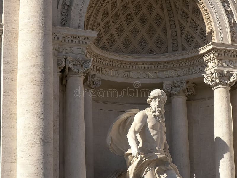 Tiro ascendente cercano de la estatua de Neptuno en la fuente del Trevi, Roma, fotos de archivo libres de regalías Tiro ascendente cercano de la estatua de Neptuno en la fuente del Trevi, Roma, fotos de archivo libres de regalías