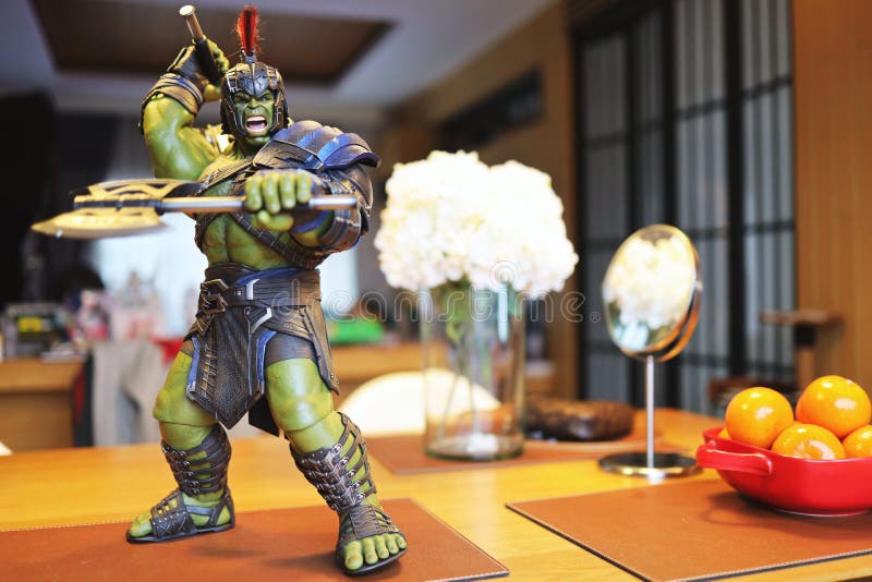 Tiro ascendente cercano de la figura de los superheros del gladiador del armatoste en la acción foto de archivo Tiro ascendente cercano de la figura de los superheros del gladiador del armatoste en la acción foto de archivo