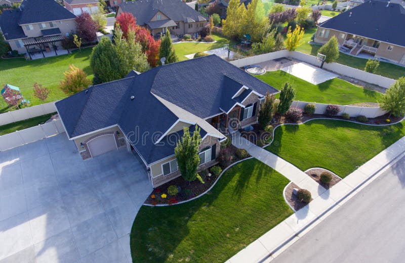 Vista aérea de uma casa unifamiliar no outono imagem de stock royalty free