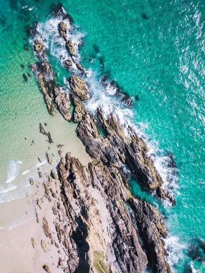 Tiro aéreo de la playa con las ondas y los acantilados de la aguamarina imagen de archivo libre de regalías Tiro aéreo de la playa con las ondas y los acantilados de la aguamarina imagen de archivo libre de regalías