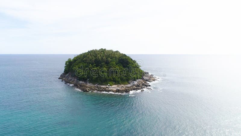 Tiro aéreo del abejón de la isla desierta de la PU de Ko con las palmeras y la naturaleza salvaje rodeadas por la agua de mar de fotos de archivo Tiro aéreo del abejón de la isla desierta de la PU de Ko con las palmeras y la naturaleza salvaje rodeadas por la agua de mar de fotos de archivo
