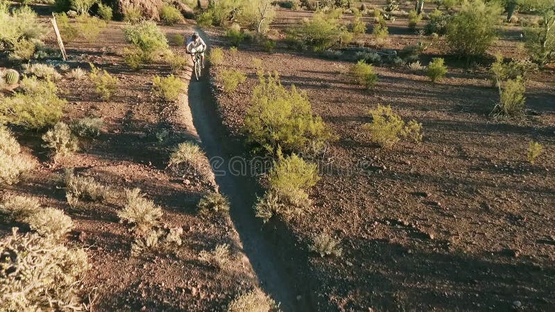 Tiro aéreo do motociclista na fuga do sudoeste do deserto