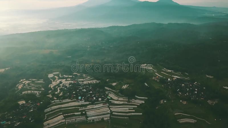 Tiro aéreo do vale da montanha em Semarang