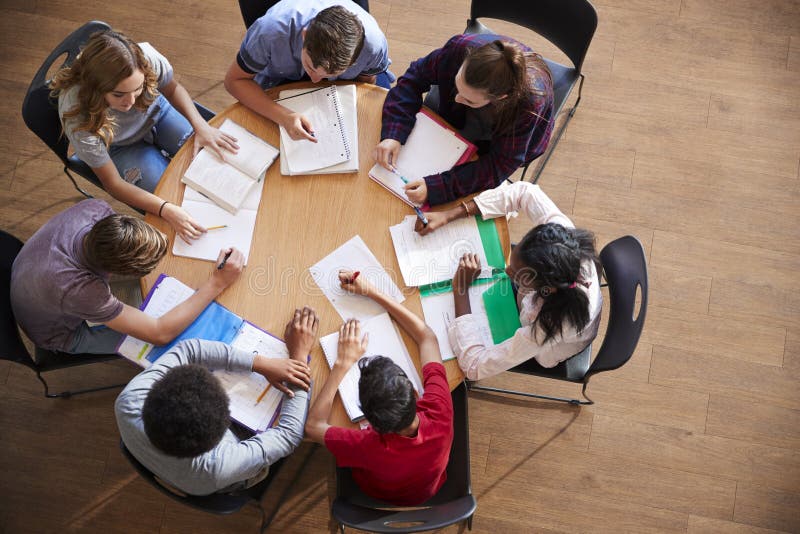 Tiro aéreo dos alunos da High School no estudo do grupo em torno das tabelas imagem de stock Tiro aéreo dos alunos da High School no estudo do grupo em torno das tabelas imagem de stock