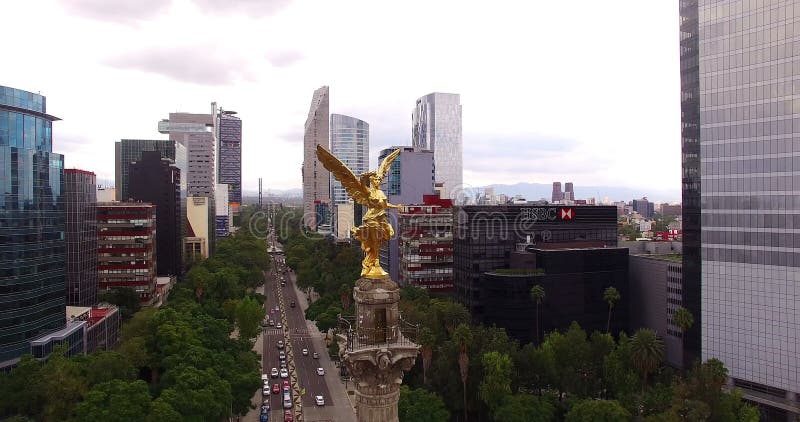 Tiro aéreo impressionante do monumento do anjo da independência em Cidade do México