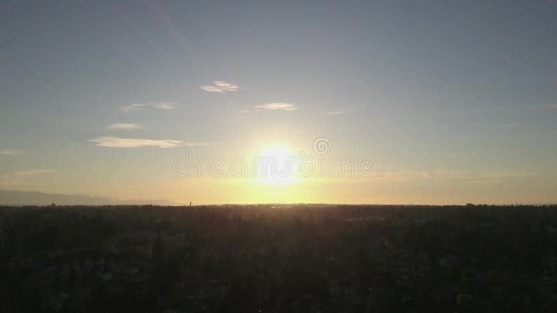 Tiro aéreo para cima acima do horizonte no noroeste pacífico bonito